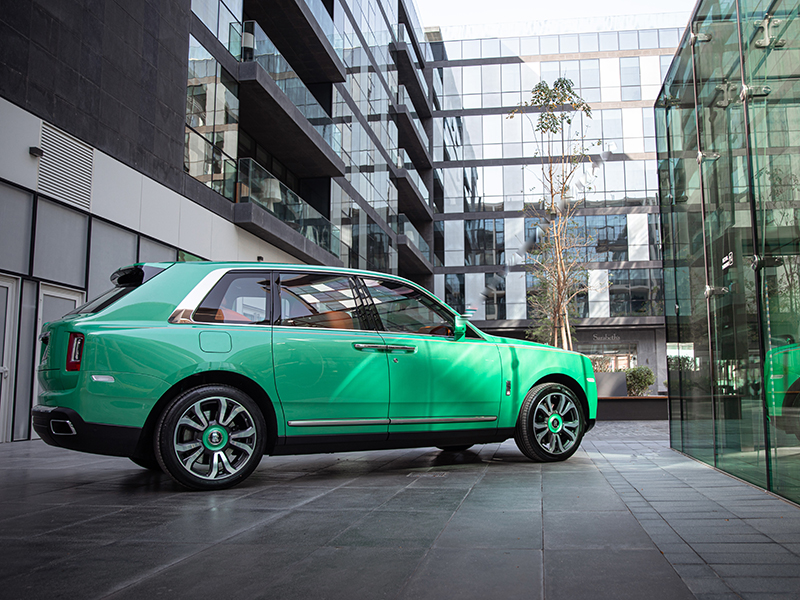 رولز-رويس كالينان تصل إلى دبي بلون أخضر فريد وجريء